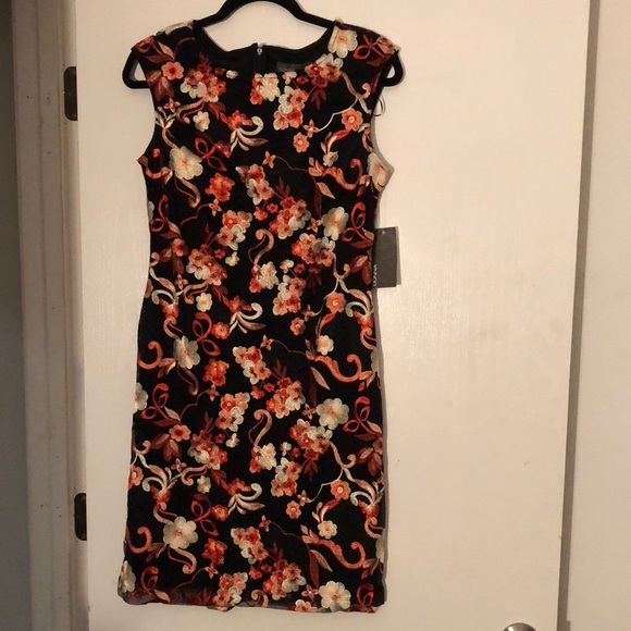 Black and embroidered floral cocktail dress - Picture 1 of 3